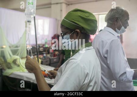 Dhaka, Bangladesh. 8 agosto 2021. Un operatore sanitario prepara il trattamento per i bambini affetti da febbre dengue all'ospedale pediatrico Dhaka. Un totale di 946 pazienti dengue sono attualmente in terapia in diversi ospedali in tutto il Bangladesh. Dal 1° agosto il Bangladesh ha assistito a più di 200 casi di dengue ogni giorno, aggravando le preoccupazioni per il settore sanitario già sovraccaricato con i pazienti di Covid-19. Credit: SOPA Images Limited/Alamy Live News Foto Stock