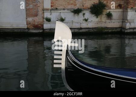 Particolare di una tipica gondola veneziana Foto Stock