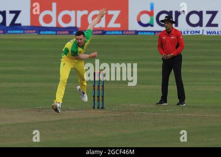 Dhaka, Bangladesh. 07 agosto 2021. Il giocatore australiano di cricket Josh Hazlewood visto in azione durante la quarta partita T20 tra la squadra australiana di cricket e il Bangladesh allo Sher e Bangla National Cricket Stadium.Australia vinta da 3wickets contro il Bangladesh (Foto di MD Manik/SOPA Images/Sipa USA) Credit: Sipa USA/Alamy Live News Foto Stock