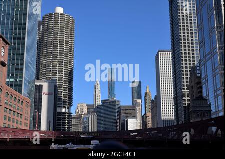 Una crociera sul fiume offre fantastiche vedute dello skyline architettonico lungo il fiume Chicago, il Foto Stock