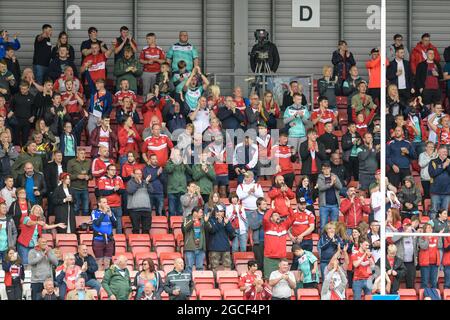 I fan di Hull KR danno il benvenuto al loro team in campo Foto Stock