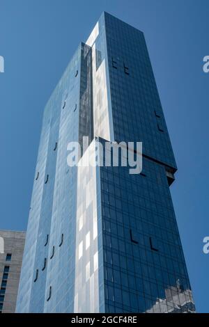 Il Virgin Hotel at 1225 Broadway e' uno Skyscraper a 38 piani a Nomad, NYC, USA Foto Stock