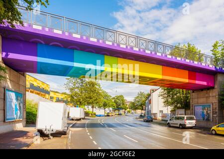 Il Lego Bridge 2.0 o Rainbow Bridge a Wuppertal, Germania, dipinto nel luglio 2020 dall'artista di graffiti Martin Heuwold nello stile dei mattoni Lego Foto Stock