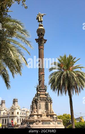 Vista del Monumento a Colombo, alto 60 m, monumento a Cristoforo Colombo, all'estremità inferiore di la Rambla, Barcellona, Catalogna, Spagna. Foto Stock