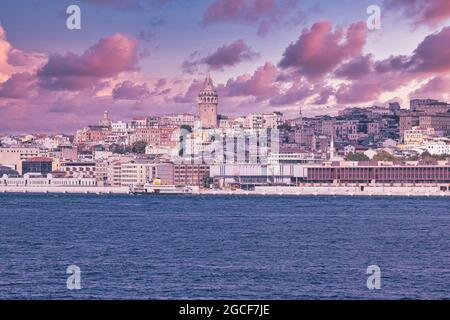 La torre Galata è una delle più belle vedute del Bosforo e la più bella vista di Istanbul è vista da questa torre. Foto Stock