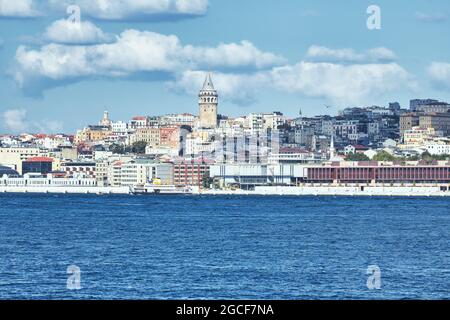 La torre Galata è una delle più belle vedute del Bosforo e la più bella vista di Istanbul è vista da questa torre. Foto Stock