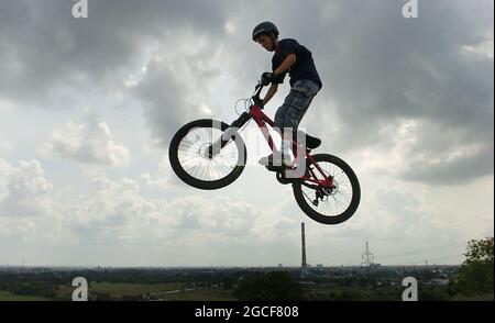 I ragazzi che fanno acrobazie del diavolo in bicicletta nei boschi vicino a Budapest in Ungheria 2006 Foto Stock