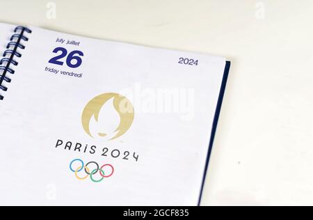 Parigi, Francia, agosto 2021: Un ordine del giorno aperto sulla pagina del 26 luglio 2024, giorno di apertura delle Olimpiadi estive di Parigi 2024. Logo ufficiale Paris 2024. Inte Foto Stock