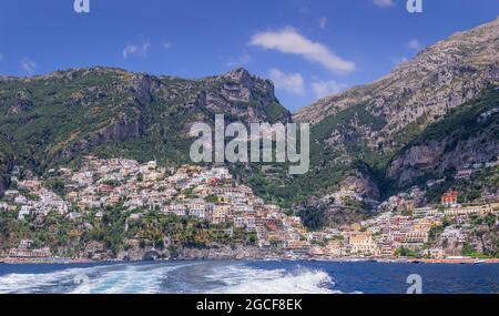 Costiera Amalfitana (Costiera Amalfitana): Vista panoramica della città di Positano in Italia (Campania). Foto Stock
