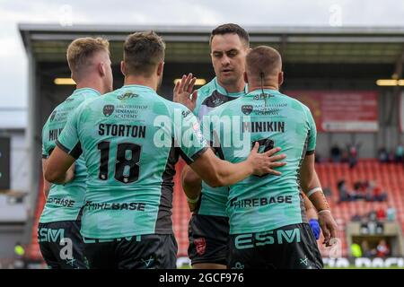 Leigh, Regno Unito. 8 agosto 2021. Greg Minikin (3) di Hull KR festeggia la sua prova con i suoi compagni di squadra per renderlo 4-8 a Leigh, Regno Unito il 8/8/2021. (Foto di Simon Whitehead/News Images/Sipa USA) Credit: Sipa USA/Alamy Live News Foto Stock