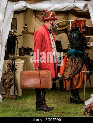 Henrichenburg, Waltrop, Germania. 8 agosto 2021. Vapore pieno davanti! I fan e i visitatori del Steampunk, molti in abiti retroventuristici, si riuniscono per la giornata senconda del festival´Steampunk Jubilee Market´ presso lo storico punto di riferimento dell'impianto di risalita di Henrichenburg sul canale Dortmund-EMS, oggi patrimonio industriale. Le vecchie strutture e le barche formano uno sfondo suggestivo per il festival all'aperto. Credit: Imageplotter/Alamy Live News Foto Stock