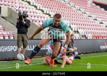 Leigh, Regno Unito. 8 agosto 2021. Greg Minikin (3) di Hull KR celebra il tentativo di renderlo 4-8 a Leigh, Regno Unito, l'8/8/2021. (Foto di Simon Whitehead/News Images/Sipa USA) Credit: Sipa USA/Alamy Live News Foto Stock