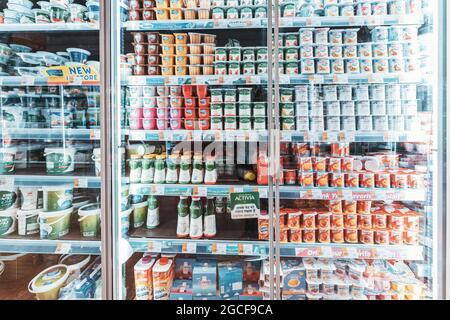 26 febbraio 2021, Emirati Arabi Uniti, Dubai: Yogurt e altri prodotti a base di latte fermentato al banco del supermercato Foto Stock