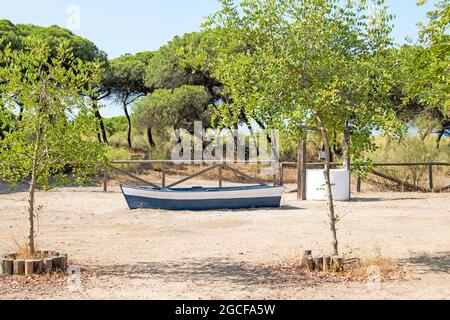 Barche bianche e blu si sono arenate a terra nella zona ricreativa della spiaggia di ​​Casita Azul a Isla Cristina, Huelva, Andalusia, Spagna Foto Stock