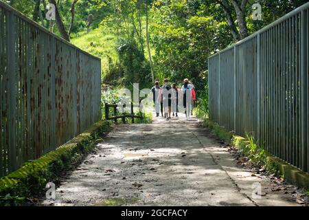 Amaga, Antioquia, Colombia - Luglio 18 2021: Un gruppo di turisti sono Escursioni su una strada sporca in un giorno di sole Foto Stock
