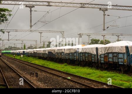 Verna Goa, India 17th luglio 2021: Vista di un motore per treni passeggeri di ferrovie indiane in transito e nelle zone urbane e rurali in India Foto Stock