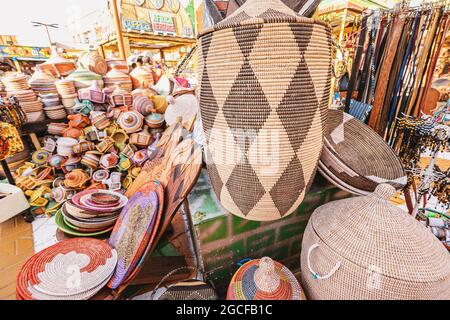 Un mucchio grande di vari cestini fatti a mano di vimini per la vendita sul mercato africano locale. Tradizione artigianale e concetto di hobby dell'arte Foto Stock