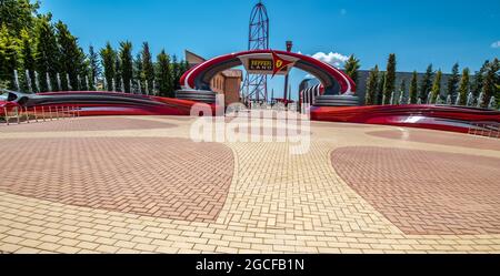 Red Force 112 mph 367 piedi a tema Ferrari Rollercoaster Ferrari Land tema Parco a tema le montagne russe più veloce in Europa PortAventura World Foto Stock