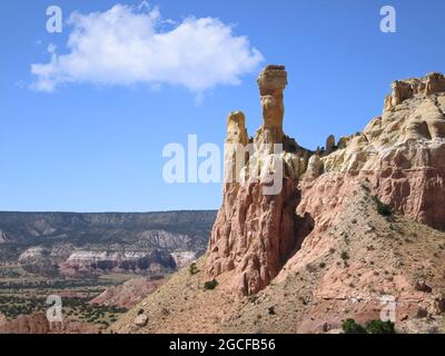 La nuvola sembra provenire da Chimney Rock, dando un po 'di capriccio a questo alto paesaggio desertico. Foto Stock