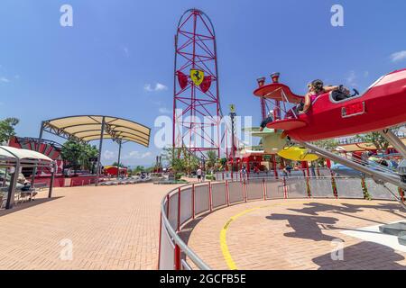 Red Force 112 mph 367 piedi a tema Ferrari Rollercoaster Ferrari Land tema Parco a tema le montagne russe più veloce in Europa PortAventura World Foto Stock