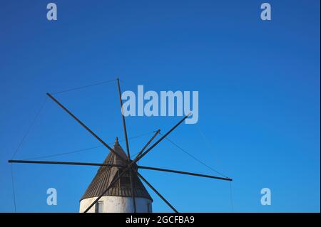 particolare di un vecchio mulino a vento con pale su cielo blu Foto Stock