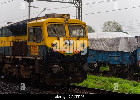 Verna Goa, India 17th luglio 2021: Vista di un motore per treni passeggeri di ferrovie indiane in transito e nelle zone urbane e rurali in India Foto Stock