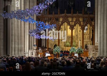 Il presidente Joe Biden ha reso note durante il servizio funebre dell'ex senatore della Virginia John Warner, mercoledì 23 giugno 2021, presso la cattedrale nazionale di Washington, D.C. (Foto ufficiale della Casa Bianca di Adam Schultz) Foto Stock