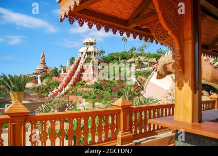 Torre della corsa di alimentazione dal ristorante, Siam Park Water Kingdom Theme Park, Costa Adeje, Tenerife, Isole Canarie, Spagna Foto Stock