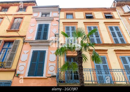 Montauban, bella città francese nel sud, vecchie case colorate Foto Stock