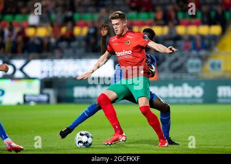 Marko Kvasina di Ostenda e Joseph Okumu di Gent hanno ritratto in azione durante una partita di calcio tra KV Ostenda e KAA Gent, domenica 08 agosto 2021 a Oo Foto Stock