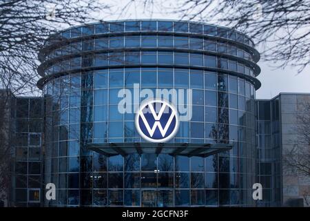 Polkowice, Polonia. 15 Feb 2021. Vista della sede centrale del produttore di motori per auto, Volkswagen Motor Poland, nella zona economica speciale di Legnica a Polkowice. La società appartiene alla Volkswagen AG e si specializza nella produzione di motori diesel. (Foto di Karol Serewis/SOPA Images/Sipa USA) Credit: Sipa USA/Alamy Live News Foto Stock