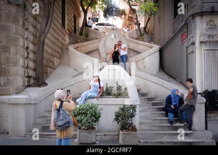 Istanbul, Istanbul, Turchia. 8 agosto 2021. Kamondo Scalinata, una famosa scalinata pedonale che conduce alla Torre Galata, costruita intorno al 1870, Ä°Istanbul, Turchia (immagine di credito: © Serkan Senturk/ZUMA Press Wire) Foto Stock