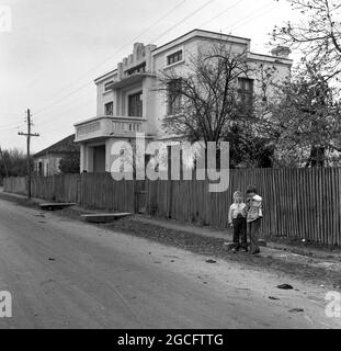 Bucarest, Repubblica socialista di Romania, circa 1980. Bambini in una strada di quartiere. Foto Stock