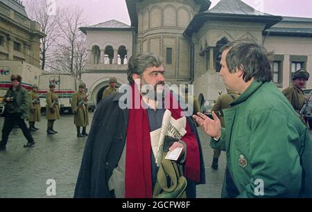 Bucarest, Romania, gennaio 1990. L'attore George Mihaita e il filosofo Andrei Pleșu, nei giorni subito dopo la caduta del comunismo. Foto Stock