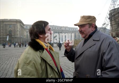 Centro di Bucarest, Romania, 1990 febbraio. Attori George Mihaita e George Constantin che hanno una conversazione per strada nel periodo oscuro subito dopo la caduta del comunismo. Foto Stock