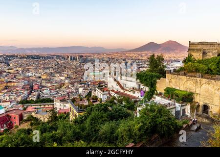 Napoli, Italia - 11 luglio 2021: Baia di Napoli e vulcano Vesuvio in background al tramonto in una giornata estiva in Italia, Campania Foto Stock