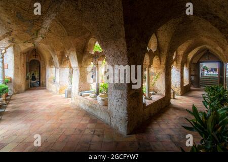Ravello, Italia - 19 luglio 2021: Chiostro di Villa Cimbrone a Ravello Foto Stock
