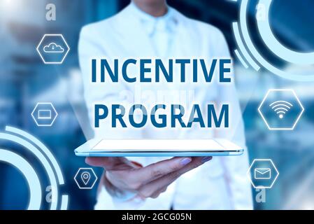 Scrittura che visualizza il testo programma di incentivi. Parola scritta su uno schema specifico utilizzato per promuovere una certa azione o comportamento Lady Uniform Standing Tablet Foto Stock