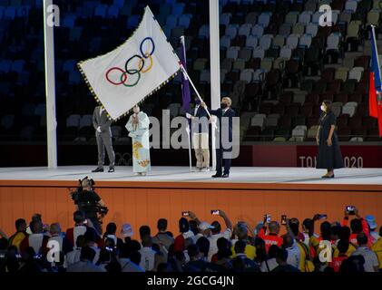 Tokyo, Giappone. 8 agosto 2021. Presidente del Comitato Olimpico Internazionale (CIO)?Thomas Bach vondola una bandiera olimpica durante le cerimonie di chiusura delle Olimpiadi di Tokyo 2020 allo Stadio Olimpico di Tokyo, Giappone, domenica 8 agosto 2021. Foto di Keizo Mori/UPI Credit: UPI/Alamy Live News Foto Stock