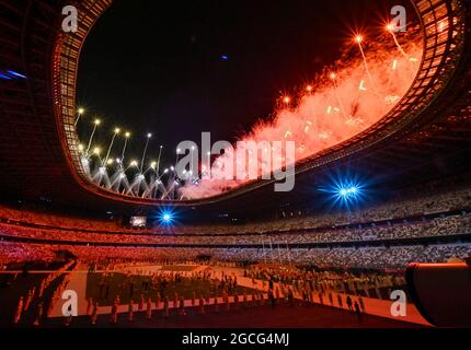 Tokyo, Giappone. 8 agosto 2021. I fuochi d'artificio concludono le cerimonie di chiusura delle Olimpiadi di Tokyo 2020 allo Stadio Olimpico di Tokyo, Giappone, domenica 8 agosto 2021. Foto di Keizo Mori/UPI Credit: UPI/Alamy Live News Foto Stock