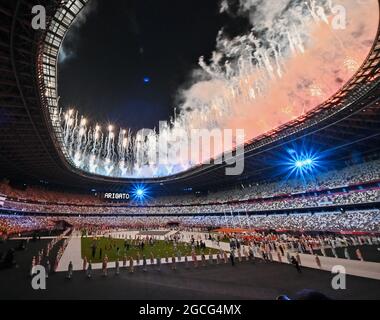 Tokyo, Giappone. 8 agosto 2021. I fuochi d'artificio concludono le cerimonie di chiusura delle Olimpiadi di Tokyo 2020 allo Stadio Olimpico di Tokyo, Giappone, domenica 8 agosto 2021. Foto di Keizo Mori/UPI Credit: UPI/Alamy Live News Foto Stock