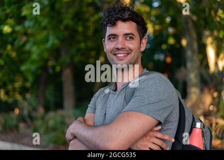 Ritratto di giovane latino all'aperto con una borsa Foto Stock