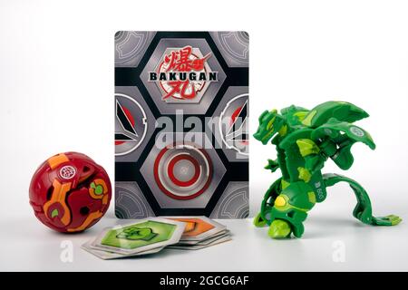 Mini personaggi giocattolo Bakugan Ball con carta magnetica e chip. Kit di avviamento. Nuovi giocattoli per trasformatori. Stafford, Regno Unito, 8 agosto 2021 Foto Stock