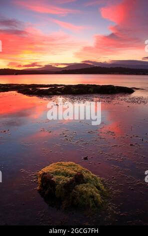 un tramonto su un corpo d'acqua in tasmania Foto Stock