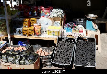 Beirut, Libano. 8 agosto 2021. Una stalla di carbone a Souq el Ahad (mercato domenicale), Beirut, Libano, l'8 agosto 2021. L'aumento dei prezzi è diventato un problema difficile per il Libano, poiché più della metà della popolazione è scesa sotto la soglia di povertà. Prima della crisi che ha avuto inizio nel 2019 un chilogrammo di carbone, richiesto per fumare il narghile tradizionale, usato per costare 3000 libbre libanesi, ora è venduto per 30.000. Il popolo libanese sta dando molte cose, e il narghile è uno di loro. (Foto di Elisa Gestri/Sipa USA) Credit: Sipa USA/Alamy Live News Foto Stock