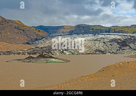Ghiacciaio di Solheimajokull nella sua valle glaciale nell'Islanda meridionale Foto Stock