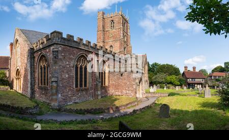 'La Chiesa Priorato di San Giorgio' a Dunster, Somerset, si ritiene risalga al 11 ° secolo. Fu eretta sul luogo attuale da William Foto Stock