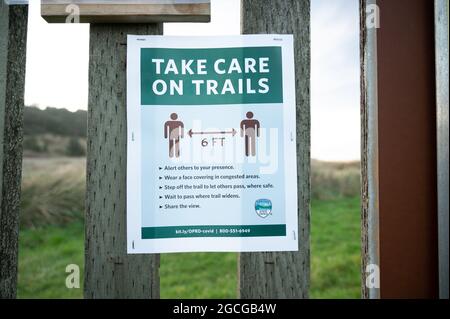 Segno di istruzione di allontanamento sociale su palo di legno in Oregon Foto Stock