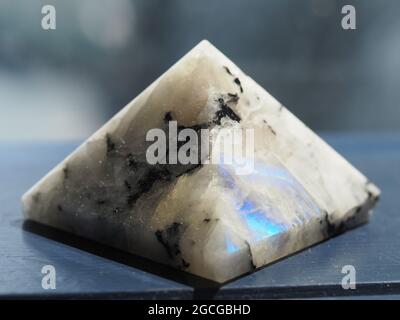 Moonstone con Black e Rainbow inclusi Foto Stock