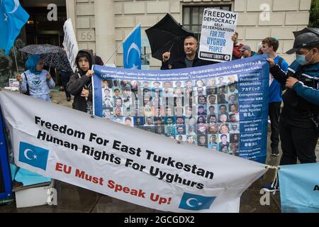 Londra, Regno Unito. 5 agosto 2021. Gli attivisti della campagna di solidarietà di Uyghur, Regno Unito, e altri gruppi di sostegno protestano contro l’ambasciata cinese a sostegno della lotta del popolo uyghur per la libertà. Gli attivisti hanno sottolineato la persecuzione del governo cinese e l'assimilazione forzata di Uiguri, Kazakh e di altre popolazioni indigene del Turkestan orientale e dello Xinjiang e hanno chiesto loro di avere il diritto di determinare il proprio futuro attraverso un processo democratico. Credit: Mark Kerrison/Alamy Live News Foto Stock